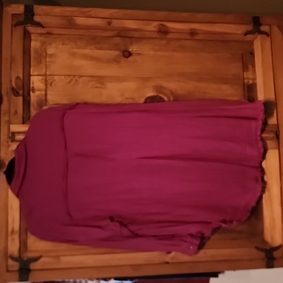 Women's long blouse size 2x magenta color with frayed stitching - Picture 3 of 4